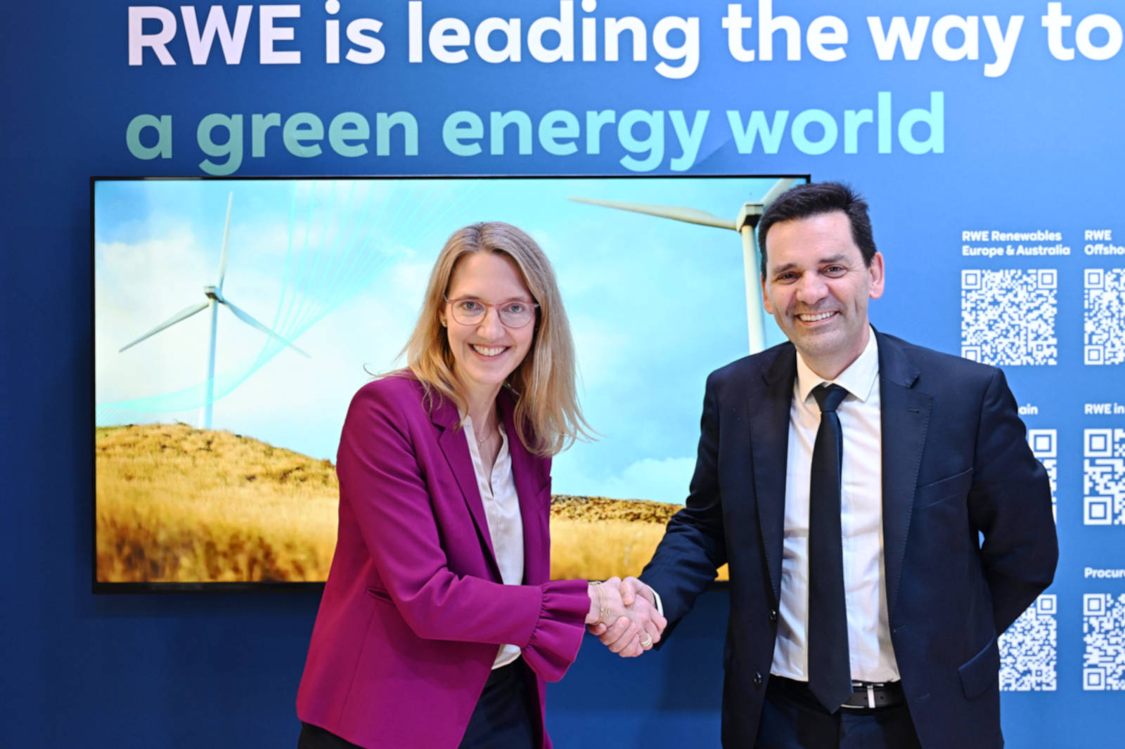 Katja Wünschel, CEO RWE Renewables Europe &amp; Australia, and José Luis Blanco, CEO Nordex Group. Credit: RWE