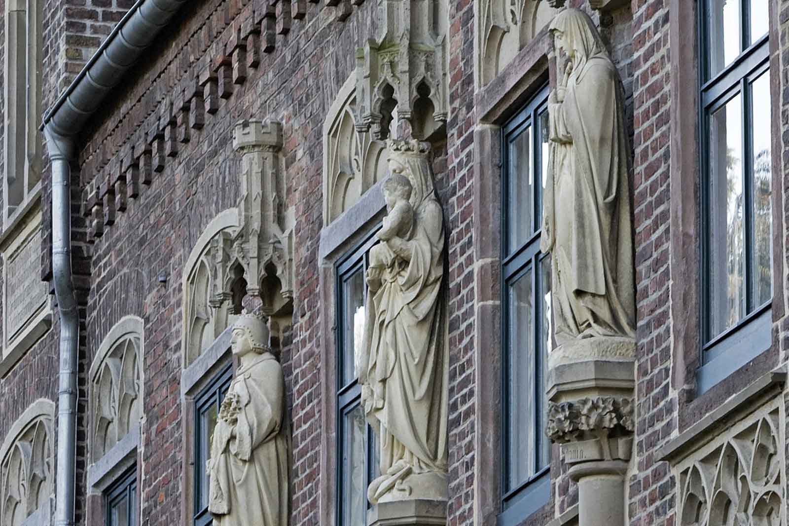 Die Schlossfassade beherbergt zahlreiche ausgeschmückte Steinfiguren an der Außenseite.